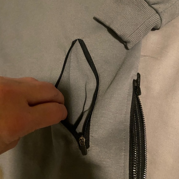 🔥HOT BUY! NEW XS gray hoodie. Side zippered pockets. Rounded bottom. - Picture 9 of 13